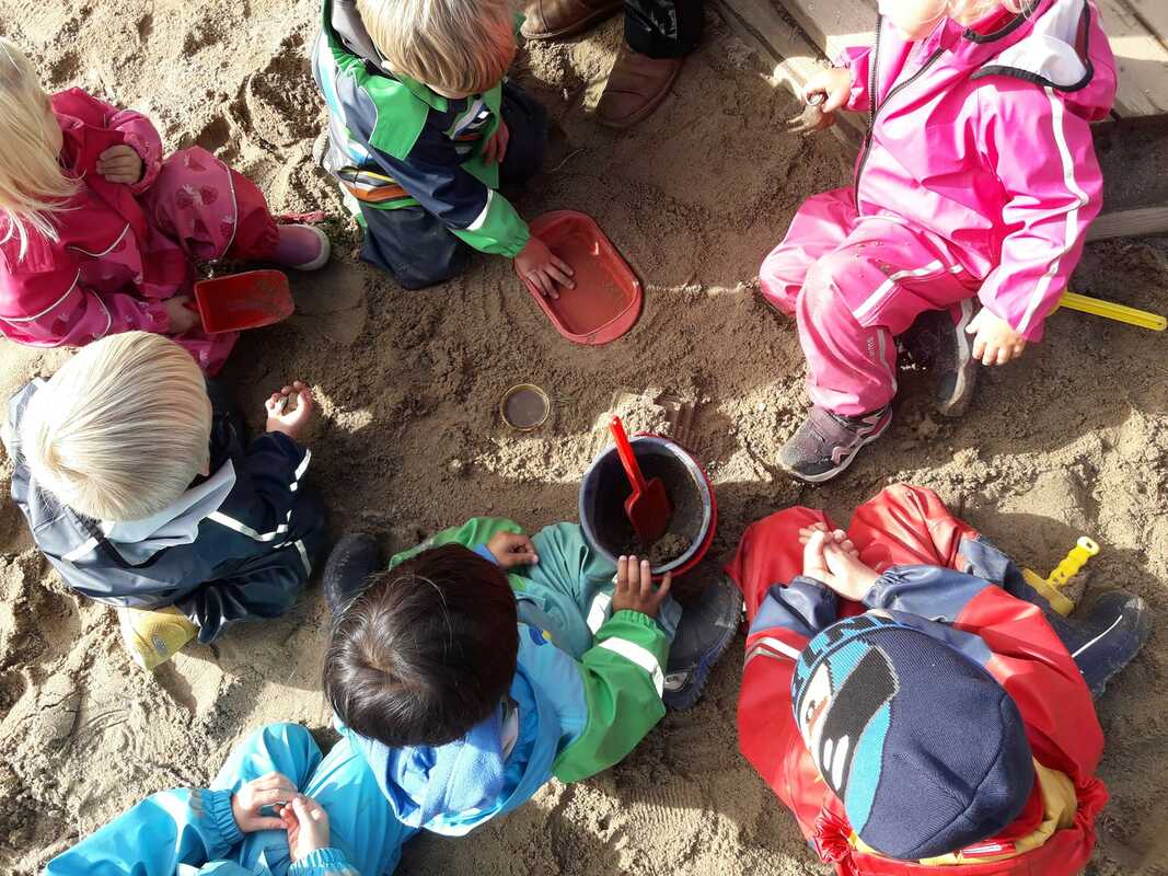 Barn fra barnehagen som leker i sandkassen.