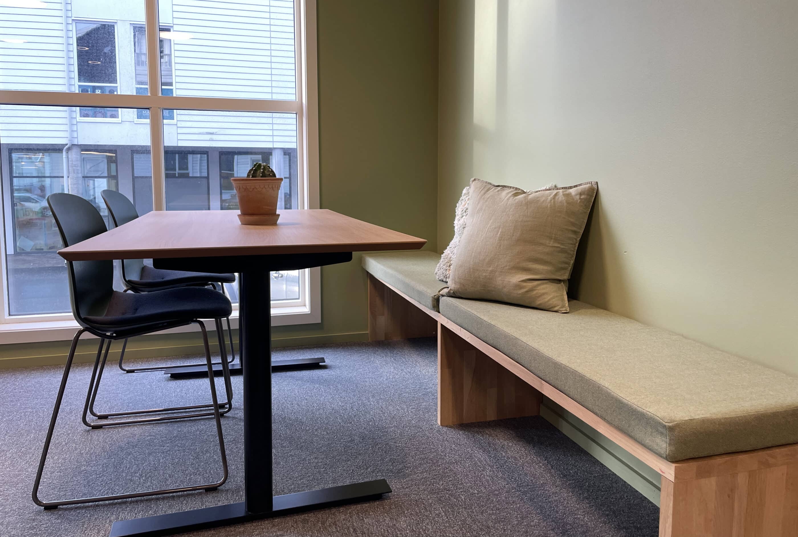 Plassbygde møbler til kontorfellesskap. 
