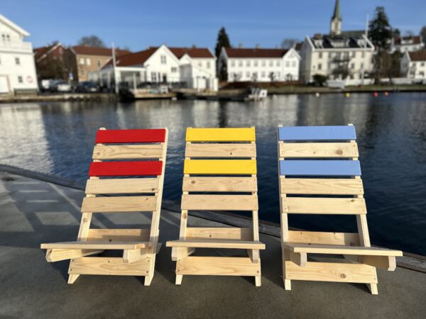 Rød, gul og blå stol